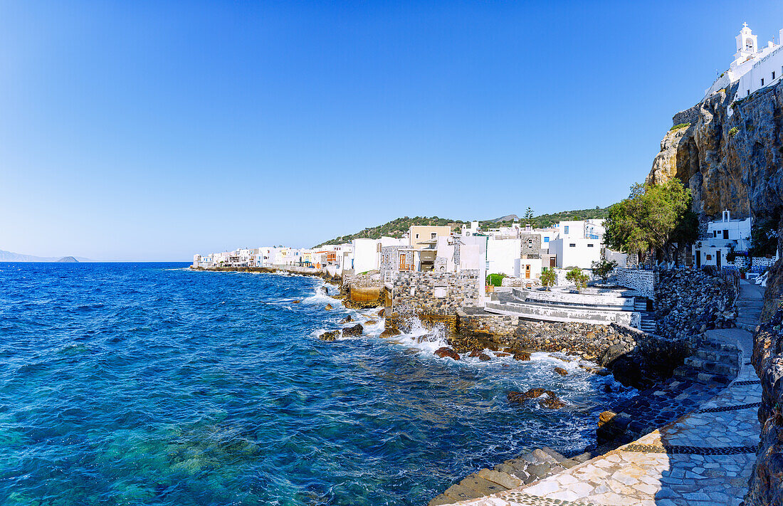 Inselhauptstadt Mandráki mit Kloster Panagía Spilianí und Taverne Oxos auf der Insel Nissyros (Nisyros, Nissiros, Nisiros) in Griechenland
