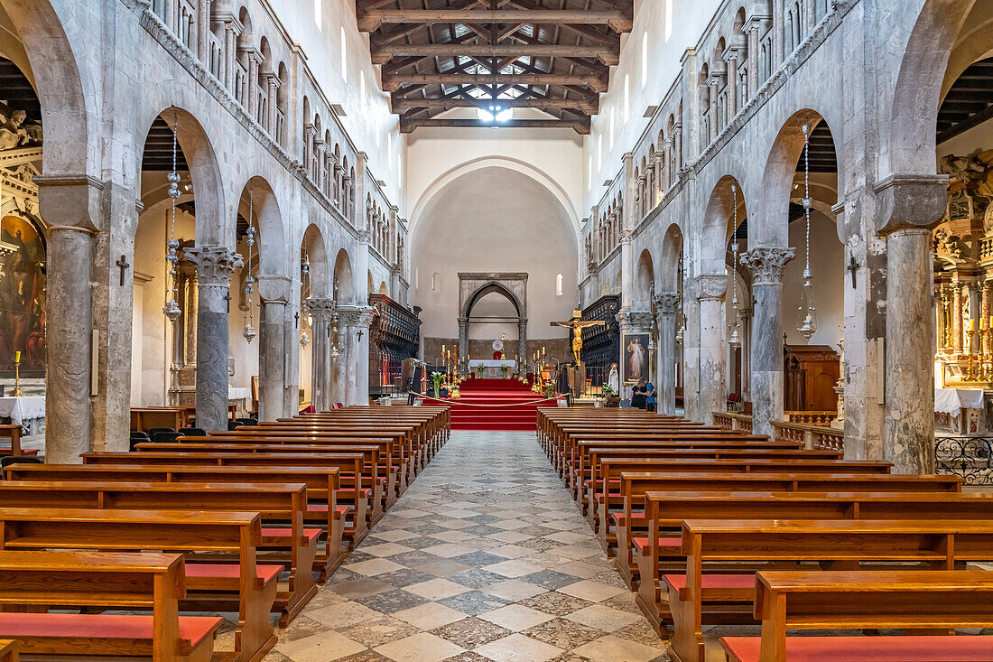 Innenraum der Kathedrale der heiligen Anastasia in Zadar, Kroatien, Europa