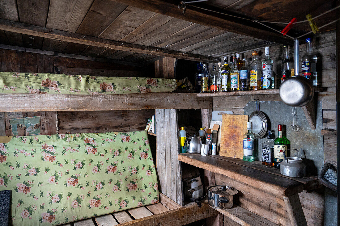  Interior view of the Texas Bar, a trapper&#39;s hut in Liefdefjord, Spitsbergen, Svalbard, Norway, Arctic 