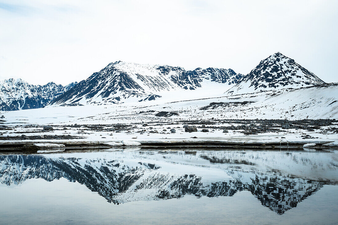 Blick auf Berge in der Crossbay auf Spitzbergen, Spitzbergen, Svalbard, Norwegen, Arktis