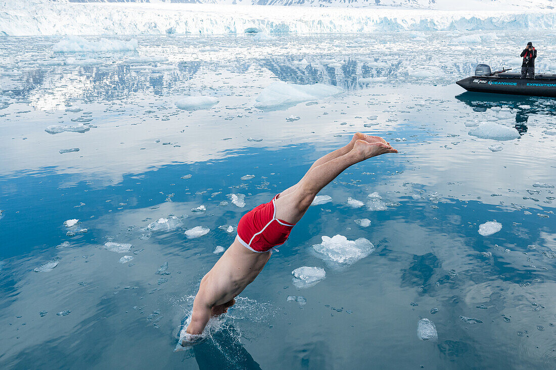  Ice bathing with a view of the Lilliehookbreen, glacier, Spitsbergen, Svalbard, Norway, Arctic 