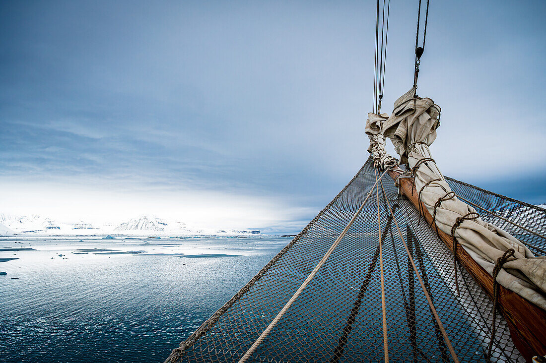  View from the top of the sailing ship Rembrabad van Rijn into the vastness of the North Polar Ocean, Spitsbergen, Svalbard, Norway, Arctic 