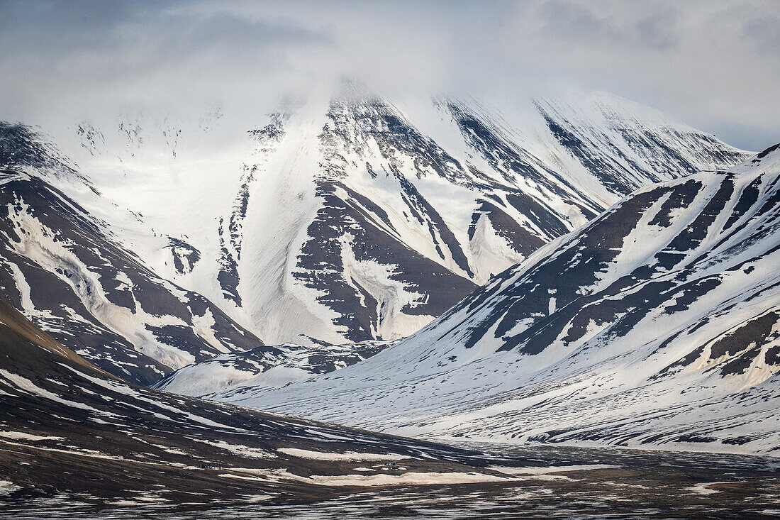 Blick auf die Landschaft des Adventdalen in Longyearbyen, Spitzbergen Svalbard, Norwegen, Arktis