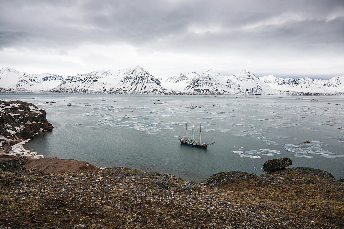  View of the Rembrandt van Rijn in the bay of Ossian Sarsfjellat, Spitsbergen, Svalbard, Arctic, Norway 