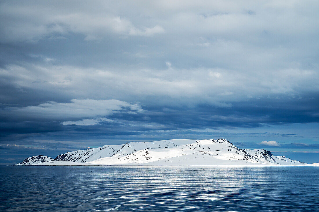 Schneebedeckte Landschaft im Raudfjorden, Spitzbergen, Svalbard, Norwegen, Arktis