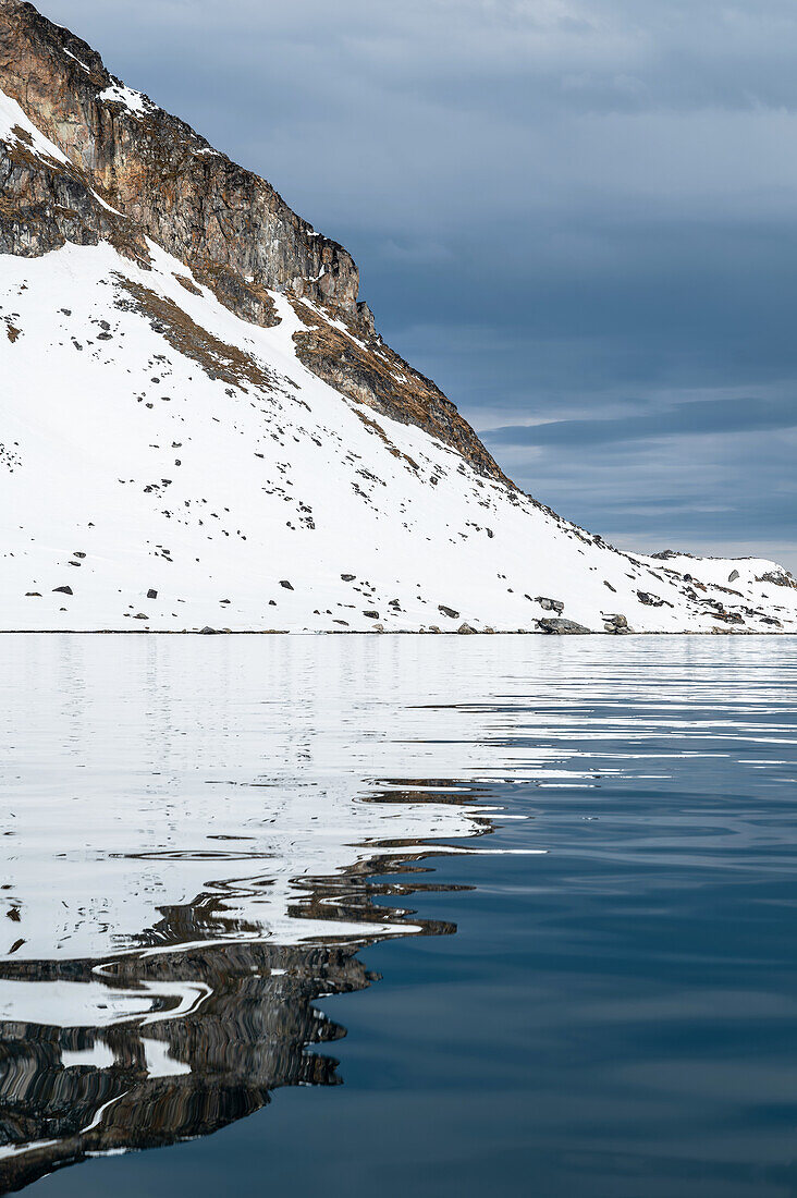  Snow-capped mountain with reflection in Raudfjorden, Spitsbergen, Svalbard, Norway, Arctic 