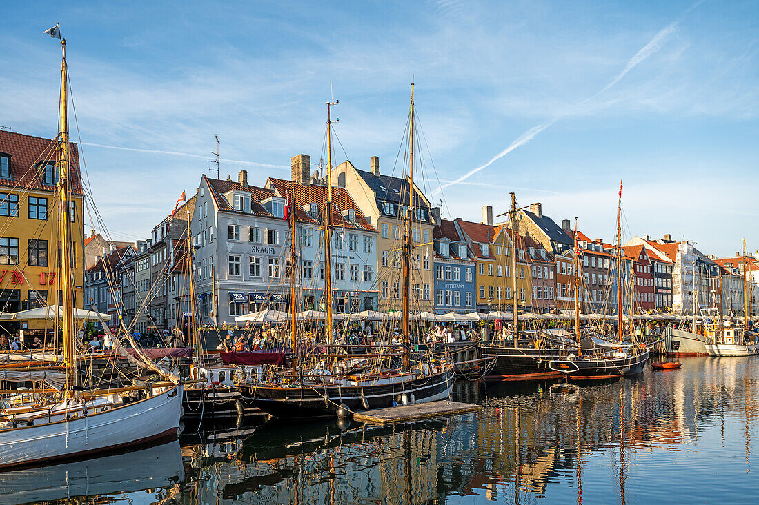  View of the hustle and bustle in the harbor of Nyhavn, Copenhagen, Denmark 