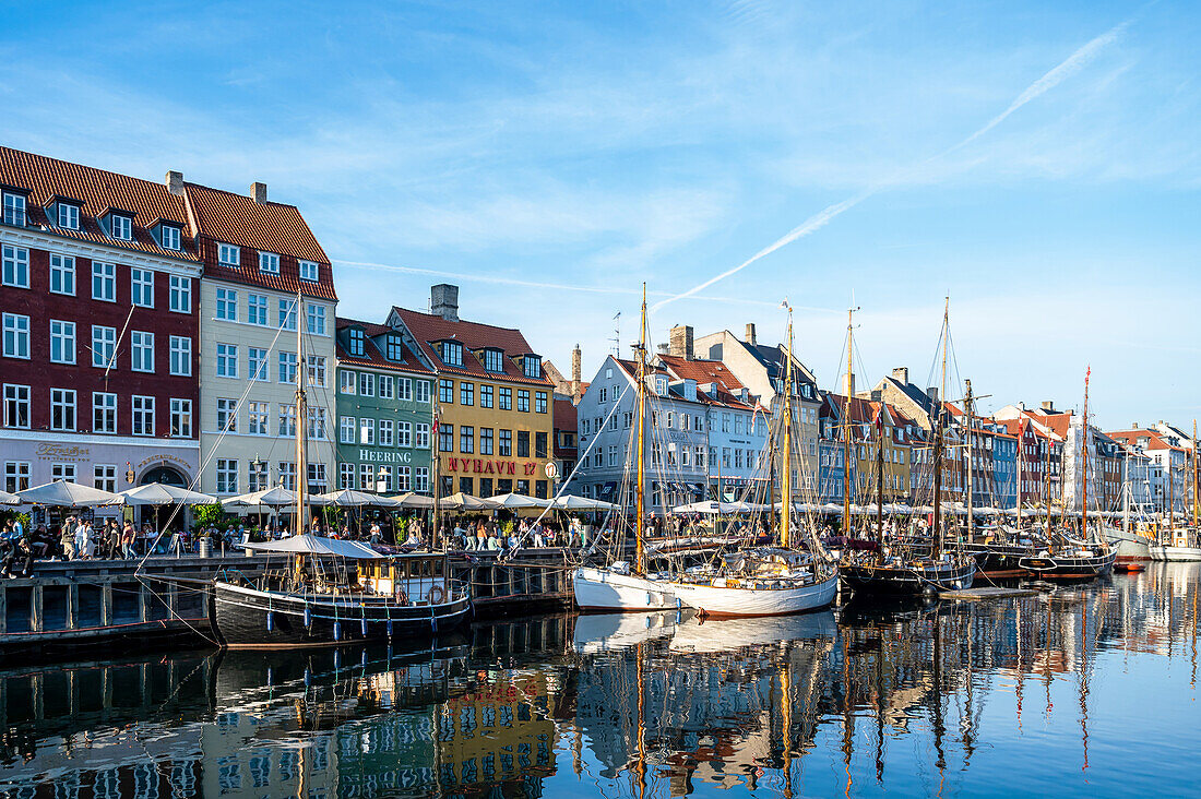 Blick auf die Häuser und Boote von Nyhavn, Kopenhagen, Dänemark