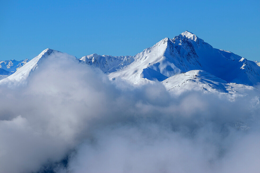 Nebelstimmung im Zillertal mit Kuhmesser und Kellerjoch im Hintergrund, Wiedersberger Horn, Kitzbüheler Alpen, Tirol, Österreich