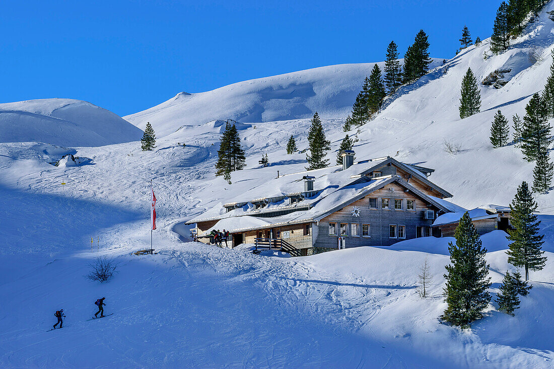 Mehrere Personen auf Skitour an der Neuen Bamberger Hütte, Neue Bamberger Hütte, Kelchsau, Kitzbüheler Alpen, Tirol, Österreich