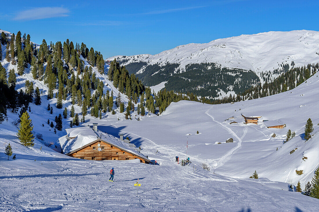 Tourengeher fährt zur Neuen Bamberger Hütte ab, Neue Bamberger Hütte, Kelchsau, Kitzbüheler Alpen, Tirol, Österreich