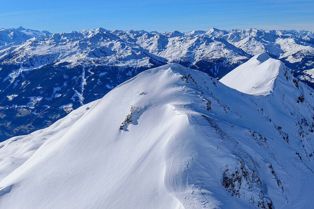 Gipfelpanorama mit Zillertaler, Tuxer und Kitzbüheler Alpen vom Standkopf, Kitzbüheler Alpen, Tirol, Österreich