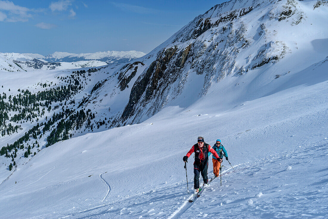  Two people on ski tour ascending through the Höllensteinkar, Höllensteinkar, Zillertal Alps, Tyrol, Austria 