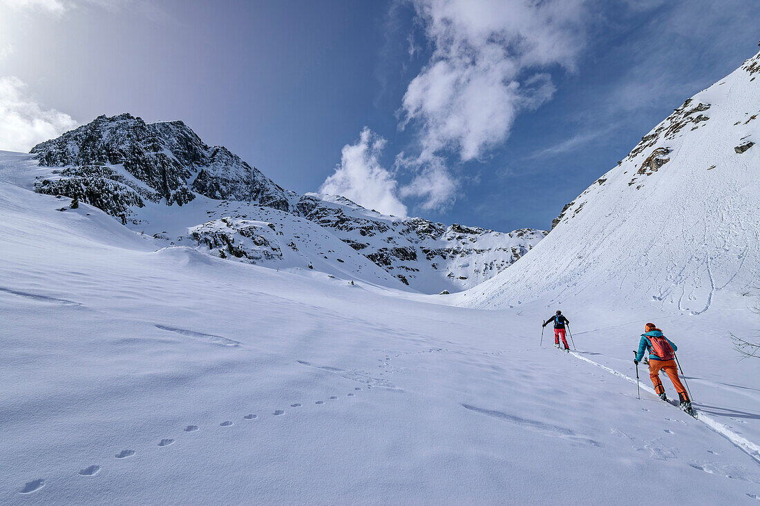 Zwei Personen auf Skitour steigen durchs Höllensteinkar auf, Höllensteinkar, Zillertaler Alpen, Tirol, Österreich