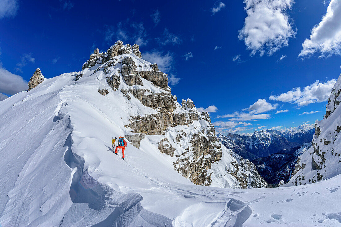 Frau auf Skitour steht in der Forcella Bella, Bosconero-Gruppe, Dolomiten, UNESCO Welterbe Dolomiten, Venezien, Italien