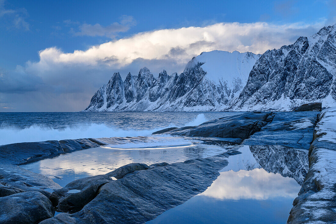  Devil&#39;s teeth above the Ersfjord, Tungeneset, Ersfjord, Senja, Troms, Norway 