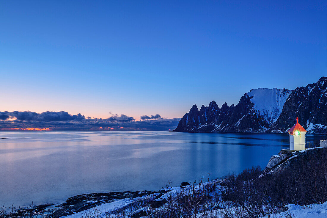 Leuchtturm und Teufelszähne über dem Ersfjord, Ersfjord, Tungeneset, Senja, Troms, Norwegen