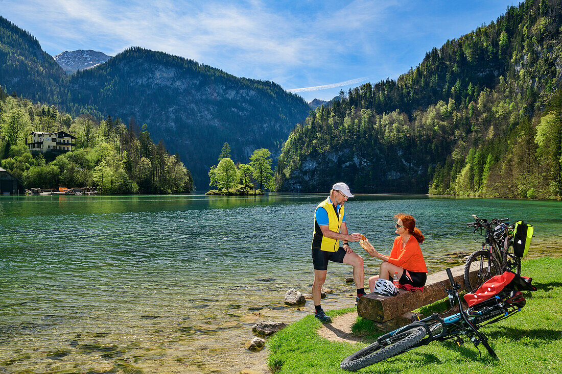  Man and woman cycling taking a break at Königssee, Schönau, Lake Constance-Königssee cycle path, Upper Bavaria, Bavaria, Germany 