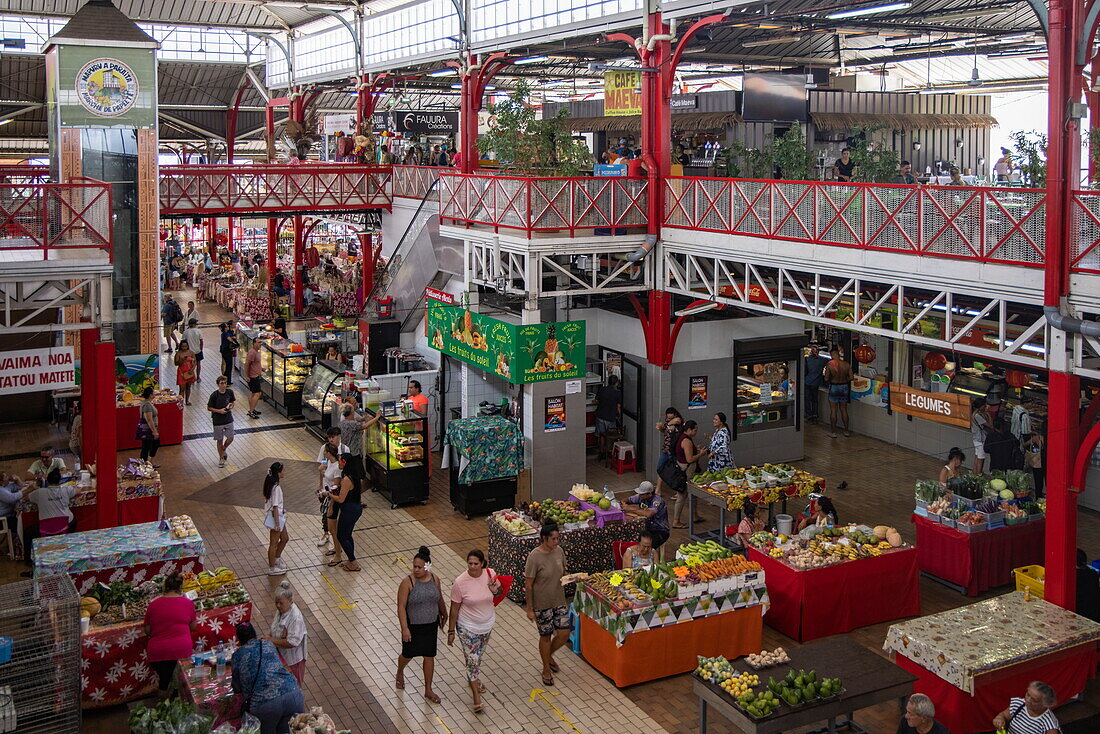  View over the market hall Marché Papeete (Papeete Municipal Market), Tahiti, Windward Islands, French Polynesia, South Pacific 