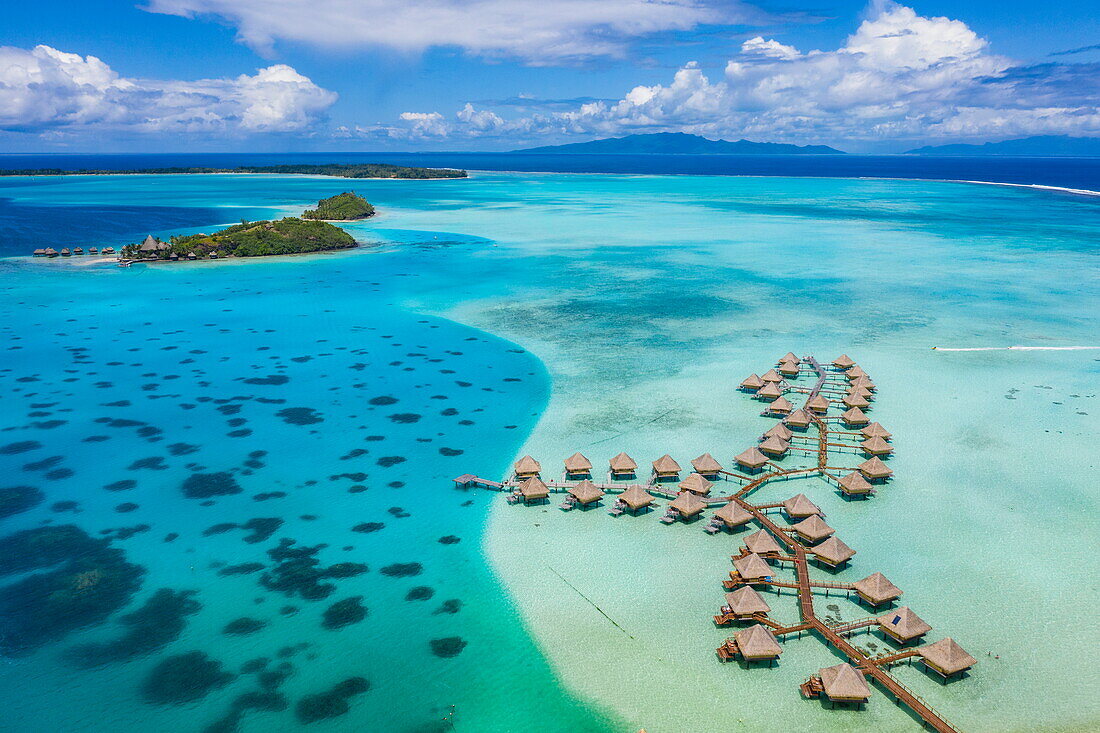 Luftaufnahme von Überwasserbungalows im InterContinental Bora Bora Le Moana Resort, Bora Bora, Leeward Islands, Französisch-Polynesien, Südpazifik