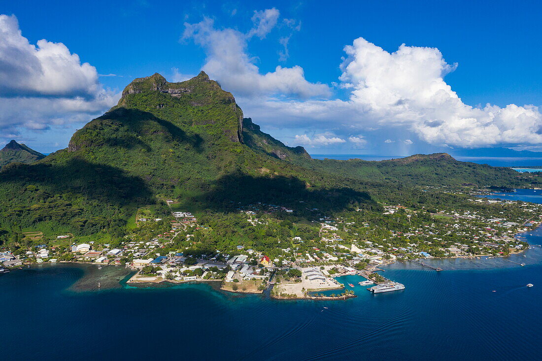 Luftaufnahme der Stadt Vaitape und Berg Otemanu, Bora Bora, Leeward Islands, Französisch-Polynesien, Südpazifik