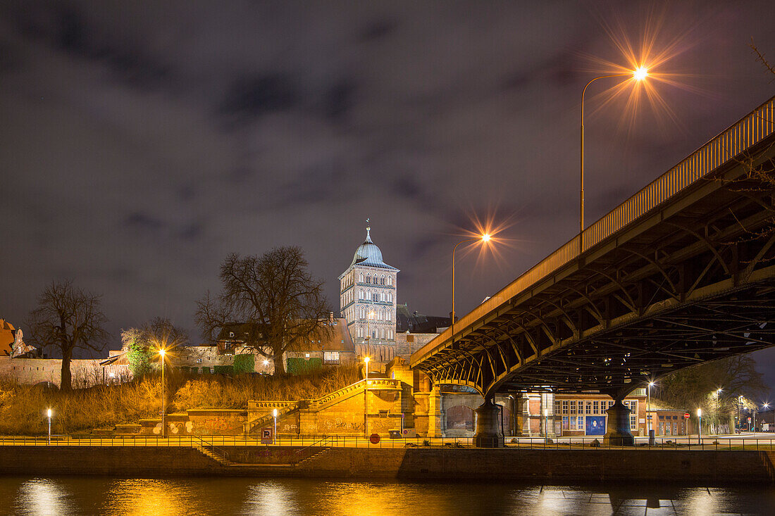 Burgtor bei Nacht, Hansestadt Lübeck, Schleswig-Holstein, Deutschland