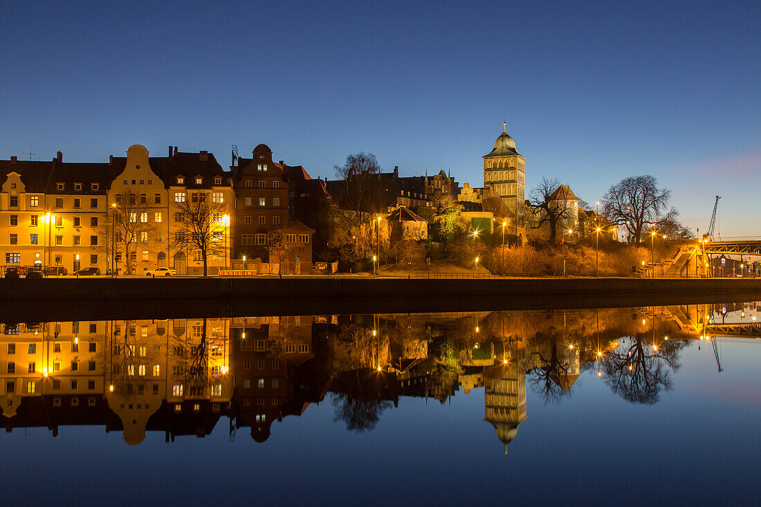  Castle gate at night, Hanseatic City of Luebeck, Schleswig-Holstein, Germany 