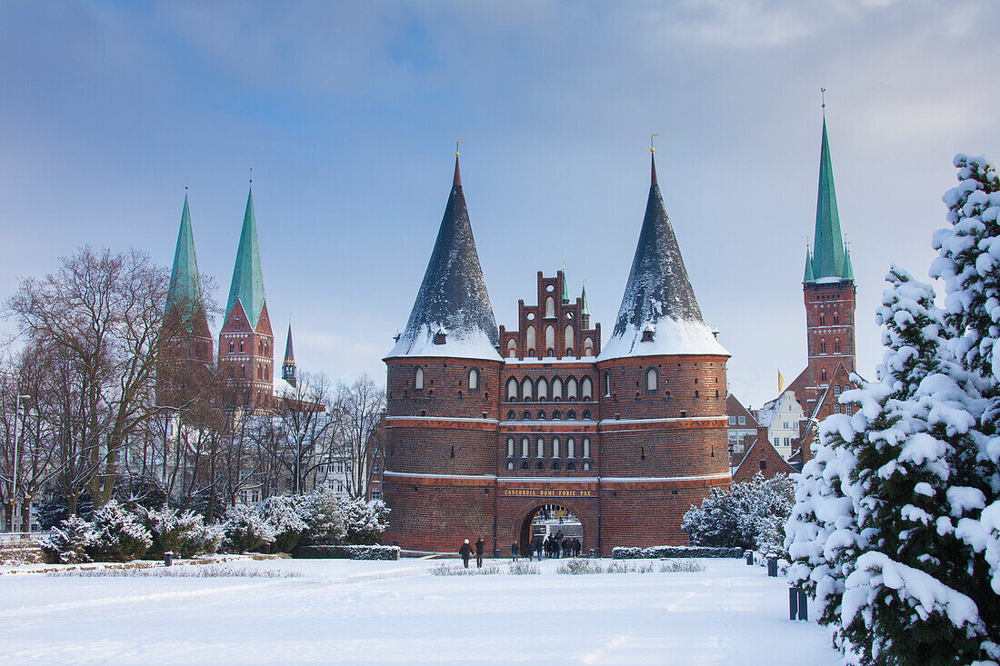  Holstentor in the snow, winter, Hanseatic City of Luebeck, Schleswig-Holstein, Germany 