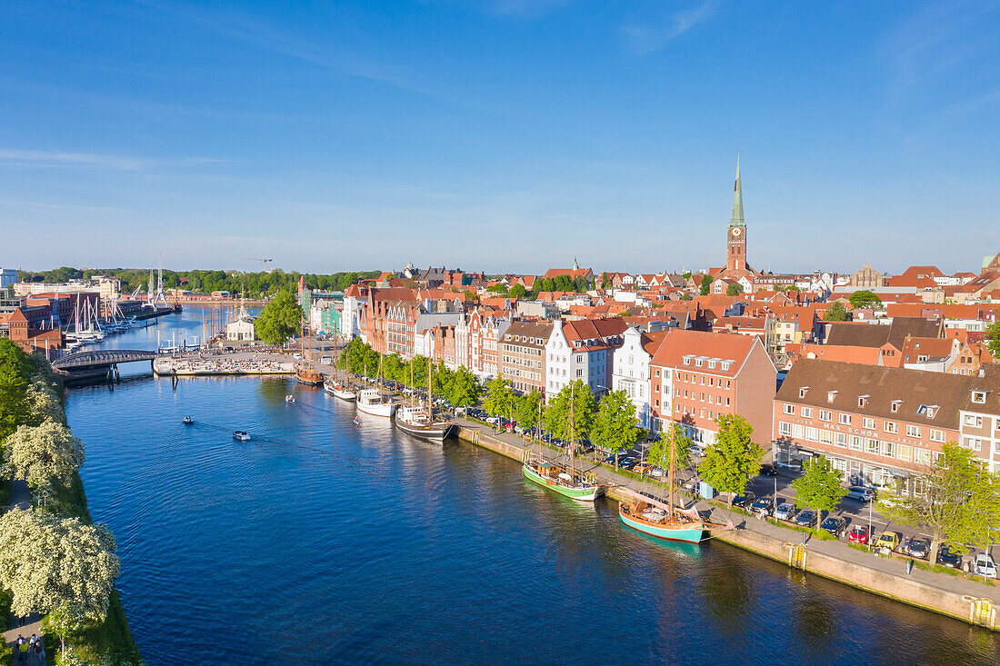 Blick auf die Altsadt und Kirchen von Luebeck, Hansestadt Lübeck, Schleswig-Holstein, Deutschland