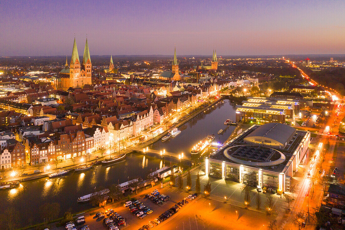 Abendlicher Blick auf die Altsadt und das Burgtor, Hansestadt Lübeck, Schleswig-Holstein, Deutschland