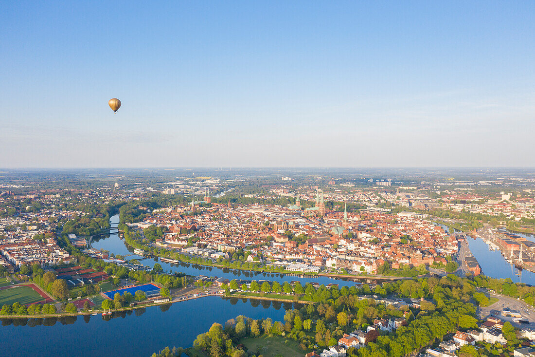 Blick auf die Altsadt und Kirchen von Lübeck, Hansestadt Lübeck, Schleswig-Holstein, Deutschland