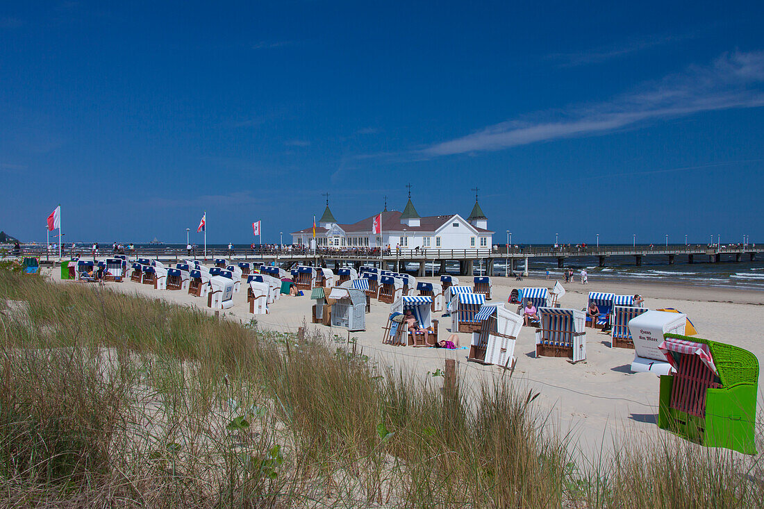 Seebrücke und Strandkörbe, Ahlbeck, Insel Usedom, Mecklenburg-Vorpommern, Deutschland