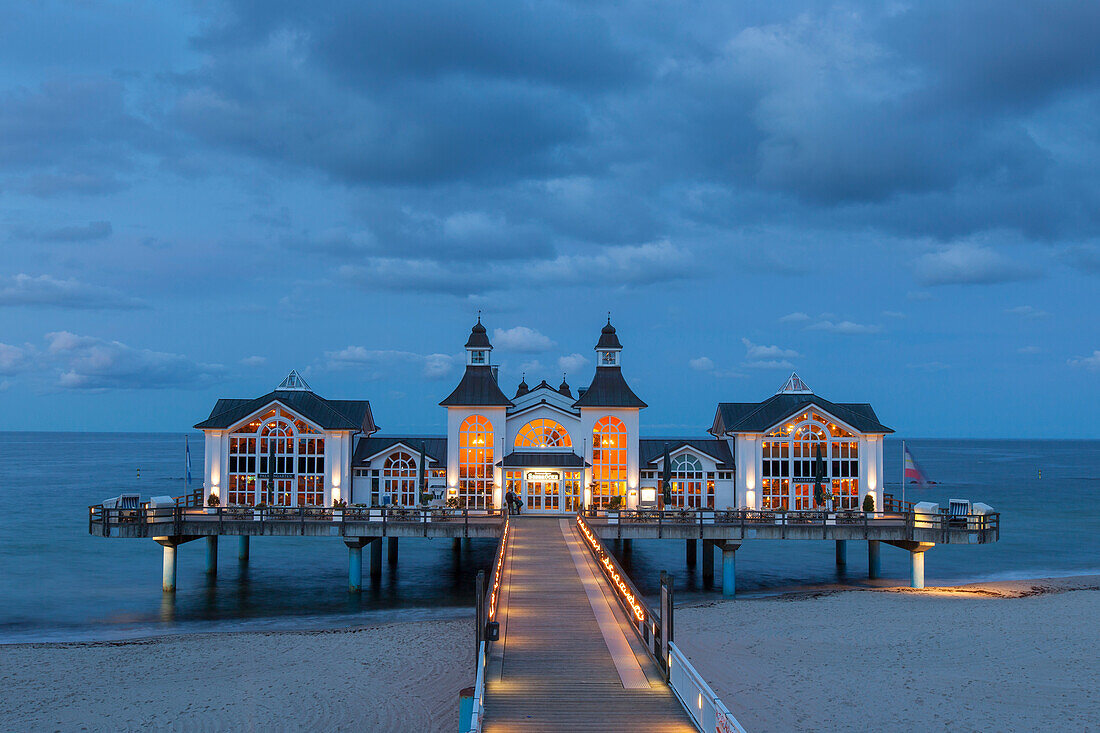 Seebrücke Sellin im Abendlicht, Insel Rügen, Ostsee, Mecklenburg-Vorpommern, Deutschland