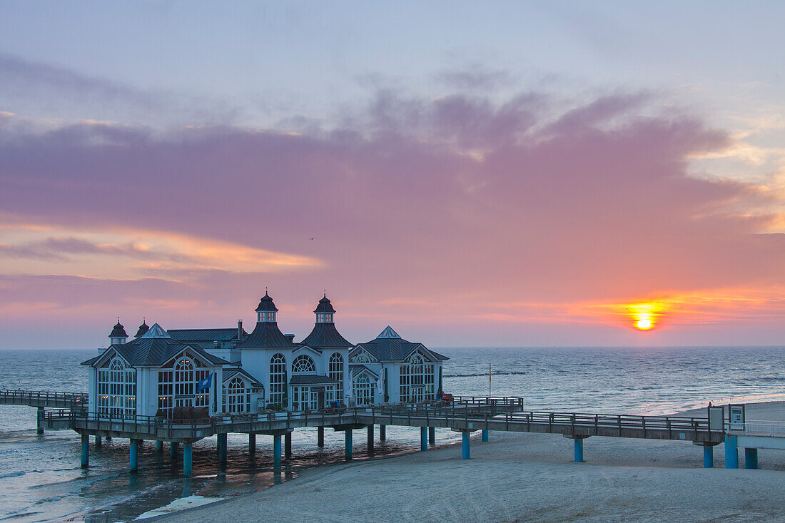 Seebrücke Sellin im Sonnenaufgang, Insel Rügen, Ostsee, Mecklenburg-Vorpommern, Deutschland