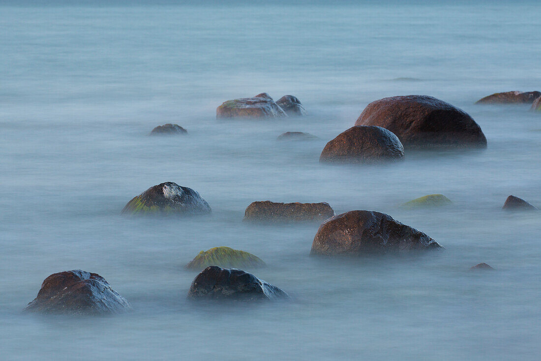 Steine an der Küste, Insel Rügen, Mecklenburg-Vorpommern, Deutschland