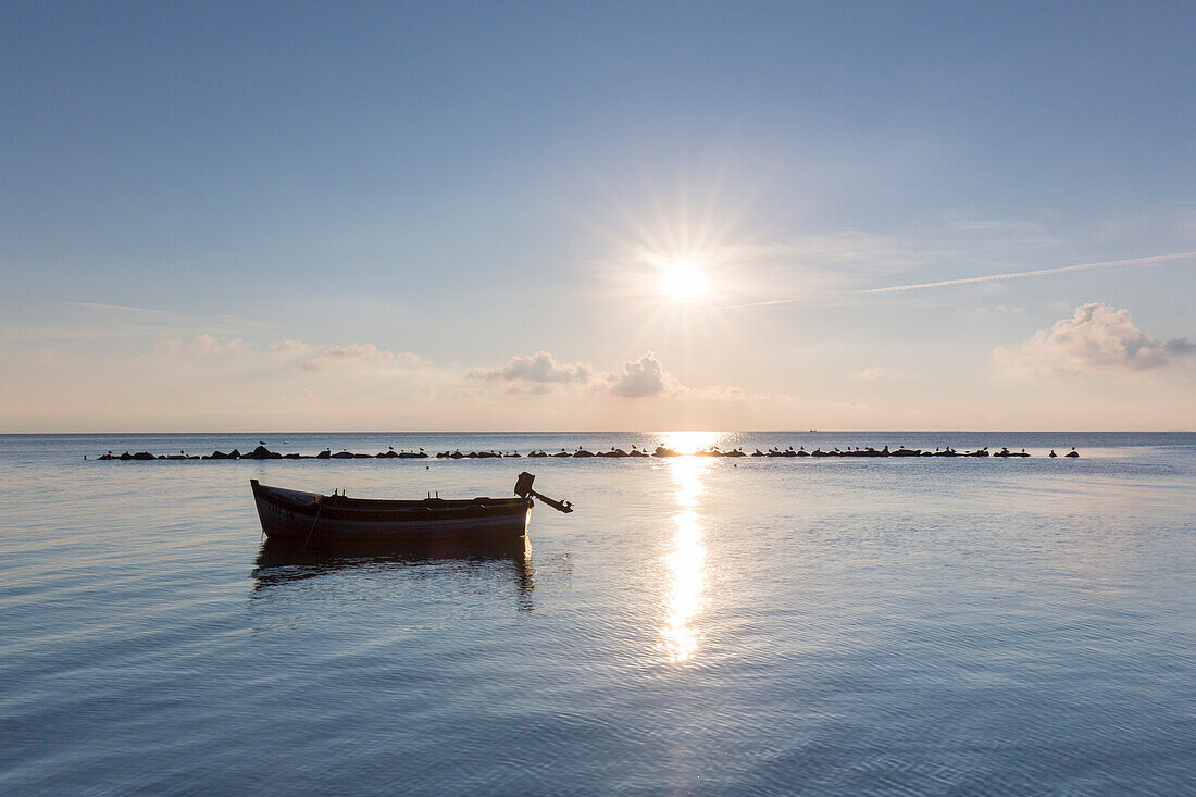 Boot in der Ostsee im Sonnenuntergang, Insel Rügen, Mecklenburg-Vorpommern, Deutschland