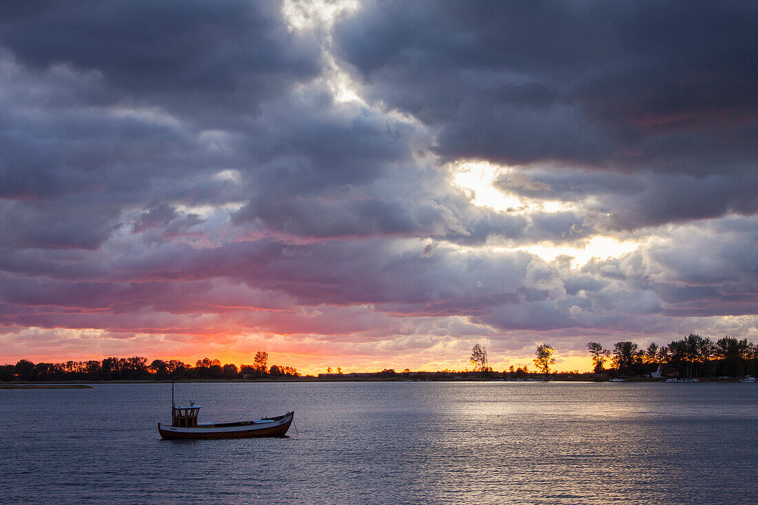 Fischerboot bei Sonnenuntergang, Insel Ummanz, Insel Rügen, Mecklenburg-Vorpommern, Deutschland