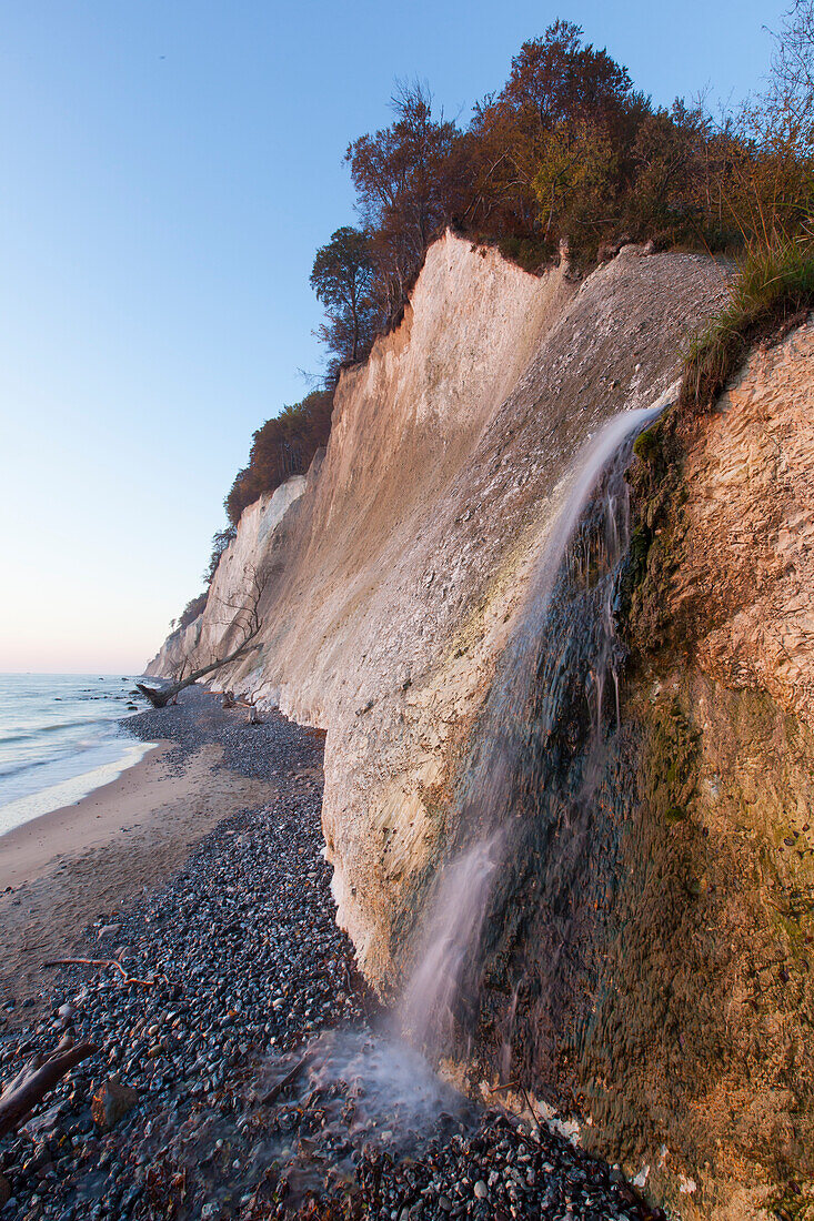 Kieler Bach an der Kreideküste, Nationalpark Jasmund, Insel Rügen, Mecklenburg-Vorpommern, Deutschland