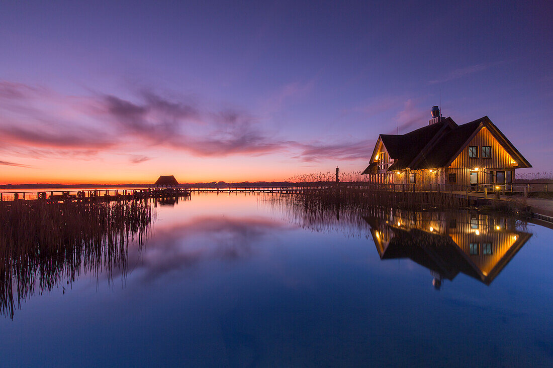 Fischerhaus am Hemmelsdorfer See zu Sonnenaufgang, Frühling, Schleswig-Holstein, Deutschland