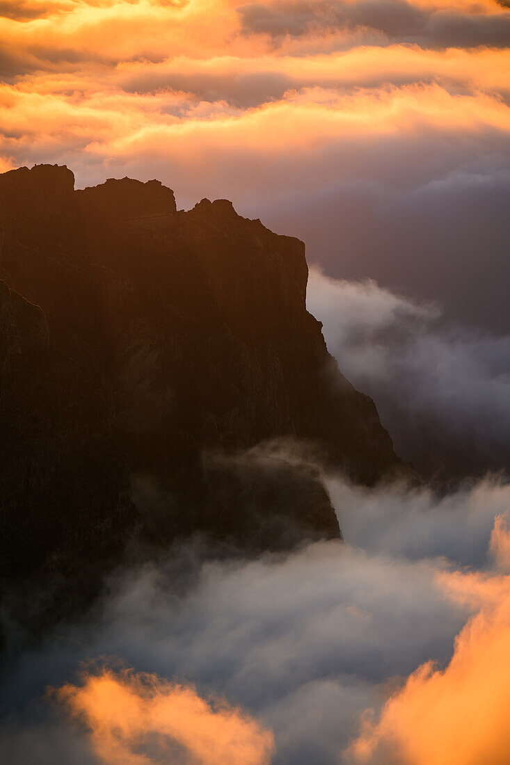 Nebel leuchtet am Pico Arieiro, Madeira, Portugal