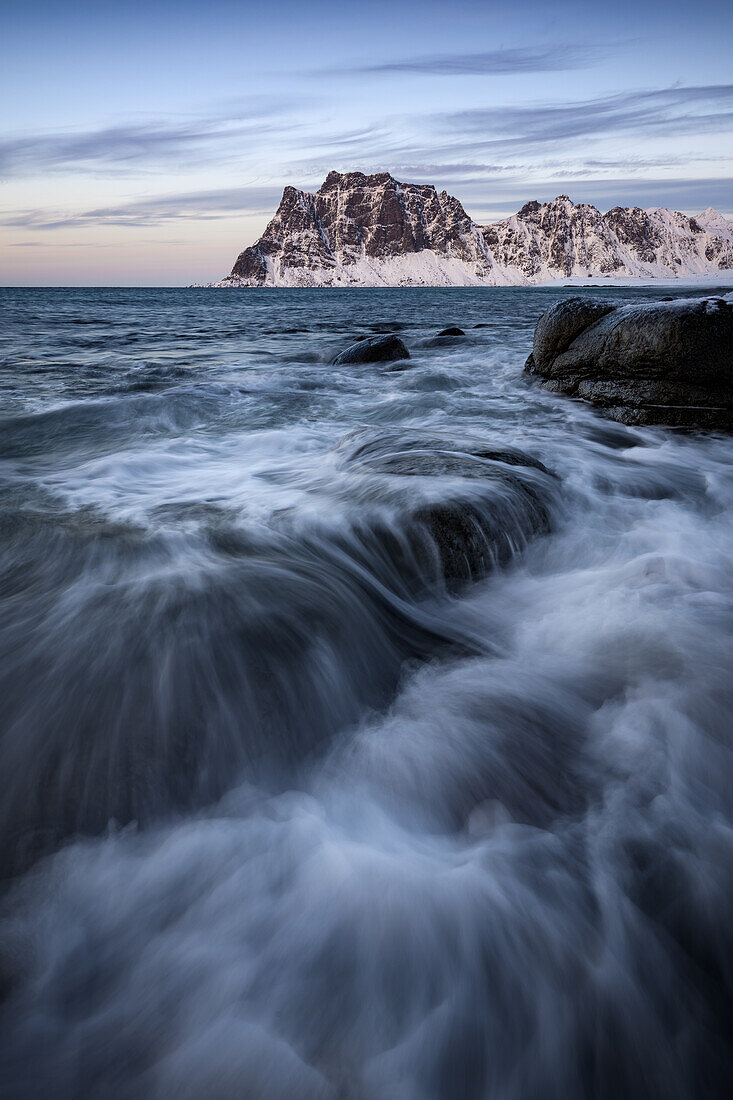 Dämmerung am Uttakleiv, Lofoten, Norwegen