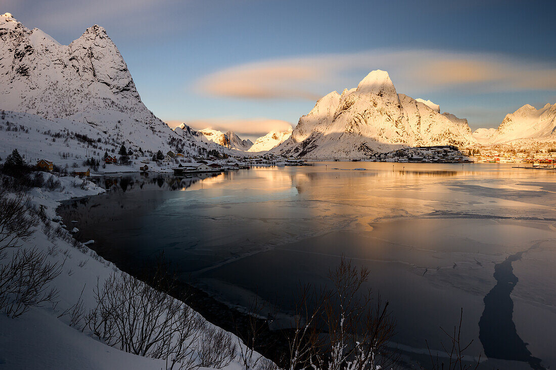 Aussicht auf Reine, Lofoten, Norwegen