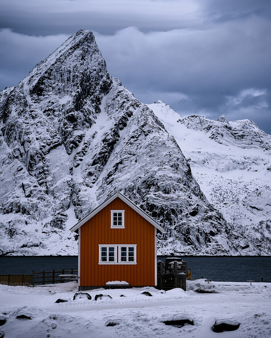  Fisherman&#39;s hut in front of the mountain, Lofoten, Norway 