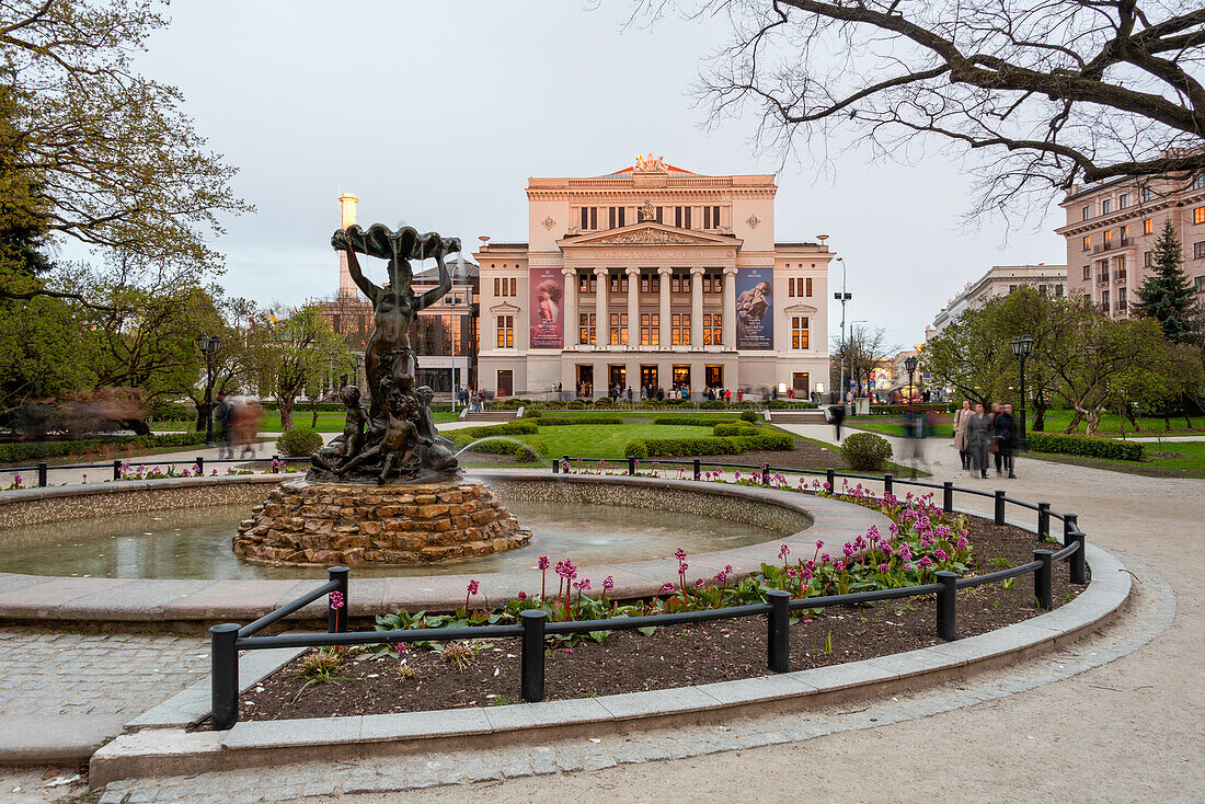 Nationaloper, lettische Nationaloper, davor Springbrunnen, Riga, Lettland