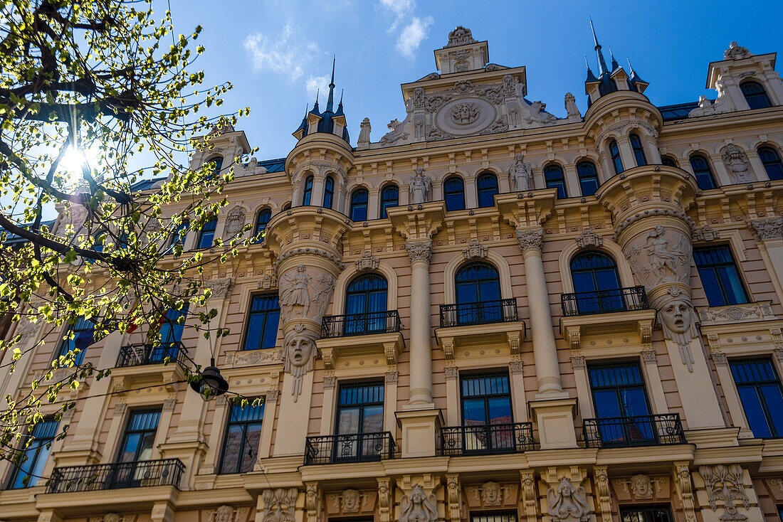 Fassade eines von Michael Eisenstein gestalteten Jugendstilgebäudes in der Alberta iela 13, Gebäude dieser Straße gehören zum Unesco-Welterbe, Riga, Lettland