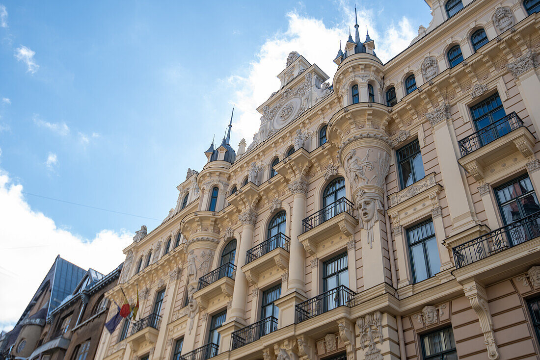 Fassade eines von Michael Eisenstein gestalteten Jugendstilgebäudes in der Alberta iela 13, Gebäude dieser Straße gehören zum Unesco-Welterbe, Riga, Lettland