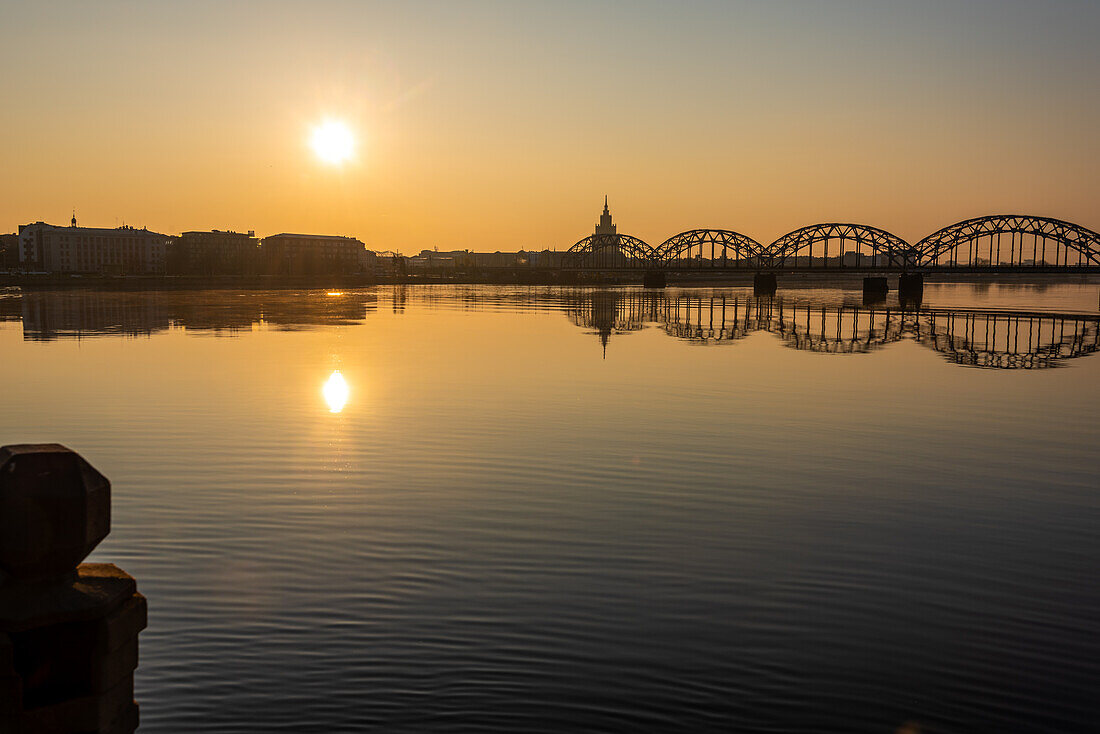 Sonnenaufgang, Akademie der Wissenschaften, Eisenbahnbrücke, Fluss Daugava, Riga, Lettland
