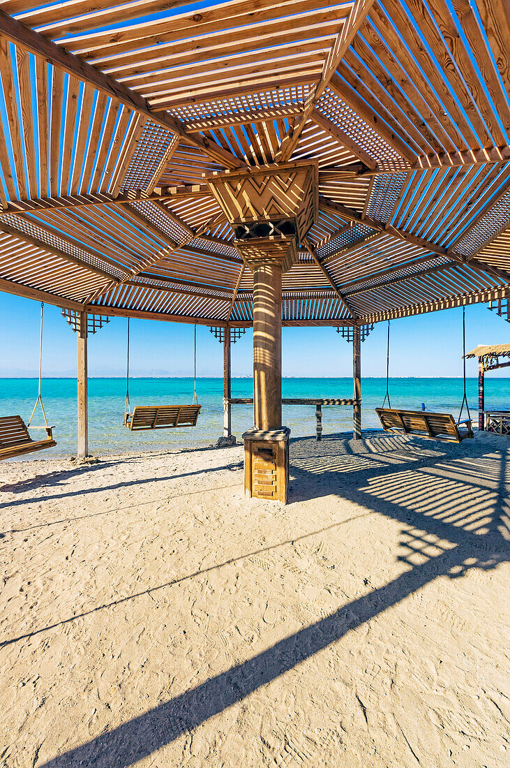 Ägypten, Rotes Meer, bei Hurghada, Insel Giftun, Strand in der Orange Bay mit Hängeschaukeln am Wasser