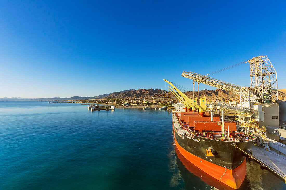 Containerschiff im Hafen, Hafenort Safaga am Roten Meer, südlich Hurghada, Ägypten