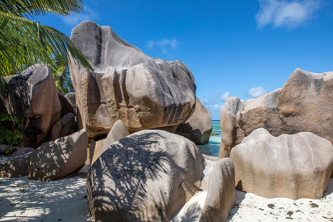  Mighty granite rocks on the dream beach Anse Source d&#39;Argent, La Digue, Seychelles, Indian Ocean, Africa 